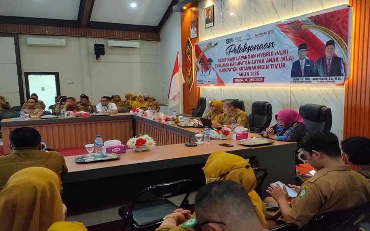 Plt Kepala DPPPAPPKB Umar Kaderi saat pemaparan Verifikasi Lapangan Hybrid Evaluasi KLA, Selasa, 10 Juni 2025 . (FOTO : IST)
