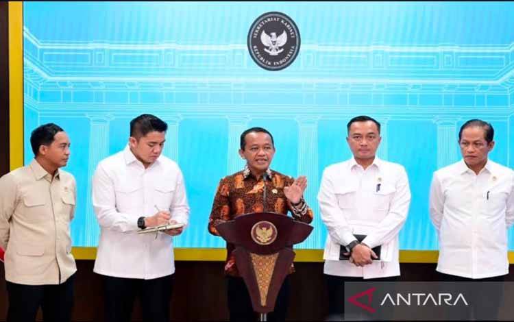 Sekretaris Kabinet Teddy Indra Wijaya (kedua kiri), Menteri Kehutanan Raja Juli Antoni (kiri), Menteri Lingkungan Hidup Hanif Faisol Nurofiq (kanan), Menteri Sekretaris Negara Prasetyo Hadi (dua kanan), dan Menteri ESDM Bahlil Lahadalia (tengah) di Kantor Presiden, Istana Kepresidenan RI, Jakarta, Selasa (10/6/2025) jumpa pers terkait izin tambang di Raja Ampat. ANTARA/HO-Sekretariat Kabinet