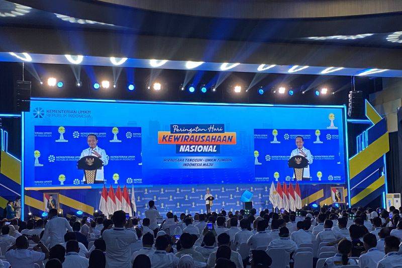 Menteri Energi dan Sumber Daya Mineral (ESDM) Bahlil Lahadalia berbicara dalam acara Hari Kewirausahaan Nasional di Jakarta, Selasa (10/6/2025). (ANTARA/Shofi Ayudiana)