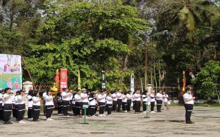 Peserta Apel Bersama dan Sarasehan dalam rangka memperingati Hari Lingkungan Hidup se-Dunia di halaman Kantor Dinas Lingkungan Hidup, Rabu, 11 Juni 2025. (FOTO:RID)