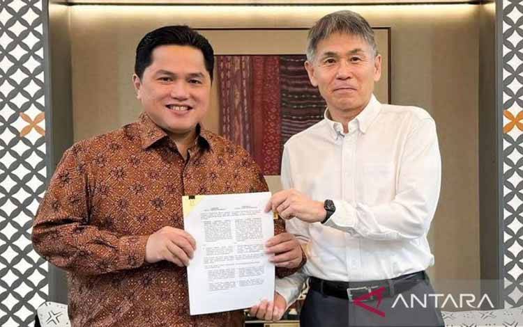Ketua Umum Persatuan Sepakbola Seluruh Indonesia (PSSI) Erick Thohir (kiri) bersama instruktur wasit asal Jepang Yoshimi Ogawa berfoto usai menandatangani kontrak kerja sama di Jakarta, Sabtu (7/12/2024). (ANTARA/HO-Akun instagram @erickthohir) (ANTARA/HO-Akun instagram @erickt)