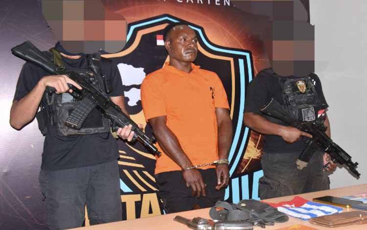 Satgas Damai Cartenz Tangkap KKB Yekis dan Amankan Pistol di Timika