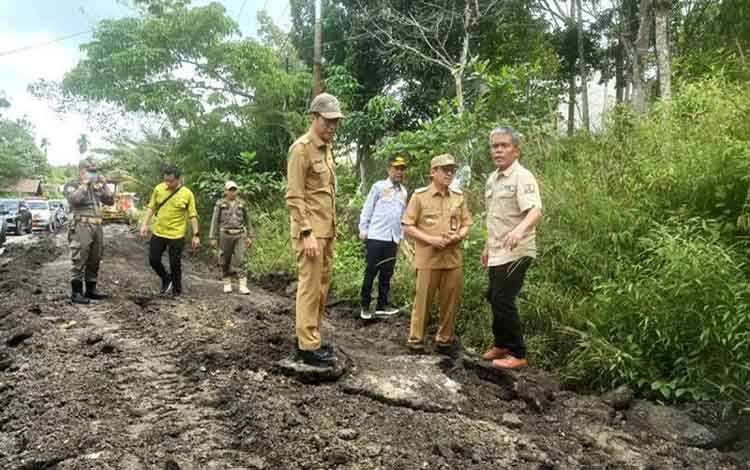 Penjabat Bupati Barito Utara Indra Gunawan (tengah) didampingi Sekda Muhlis (kiri) dan Kadis PUPR Barito Utara M Iman Topik (kanan) meninjau 16 titik jalan nasional yang rusak di wilayah Kabupaten Barito Utara, Kalimantan Tengah, Selasa (10/6/2025). ANTARA/Dokumen Pribadi