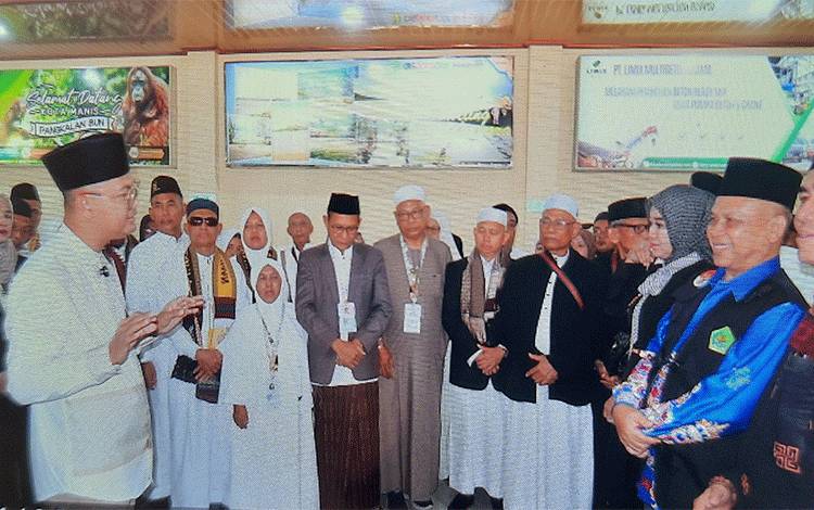 Penuh Haru dan Bahagia, 85 Jamaah Haji Khusus Tiba di Bandara Iskandar Pangkalan Bun