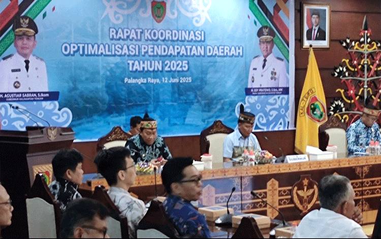 Gubernur Kalimantan Tengah (Kalteng), Agustiar Sabran memimpin rakor optimalisasi PAD di Aula Eka Hapakat, Kamis, 12 Juni 2025. (FOTO:HERMAWAN)