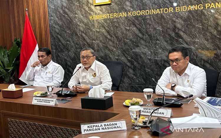 Menteri Koordinator Bidang Pangan Zulkifli Hasan (tengah) didampingi oleh Menteri Pertanian Andi Amran Sulaiman (kiri) dan Menteri Perdagangan Budi Santoso (kanan) dalam Rapat Koordinasi Terbatas di kantor Kemenko Pangan, Jakarta, Kamis (12/6/2025). (ANTARA/Maria Cicilia Galuh)