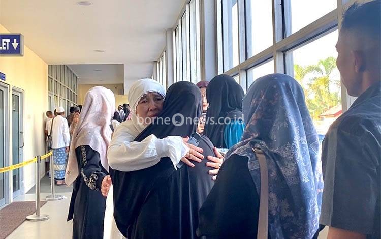 Tangis Haru Sambut Kepulangan Jemaah Haji di Bandara Iskandar Pangkalan Bun
