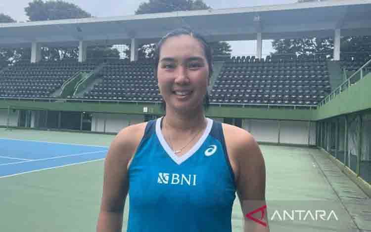 Arsip foto - Petenis putri Indonesia Aldila Sutjiadi usai latihan di lapangan tenis GBK, Senayan, Jakarta, Selasa (18/2/2025). (ANTARA/Arindra Meodia)