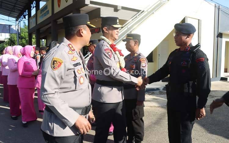 Kapolda Kalteng dan Ketua Bhayangkari Salurkan Bantuan Sosial di Barito Timur