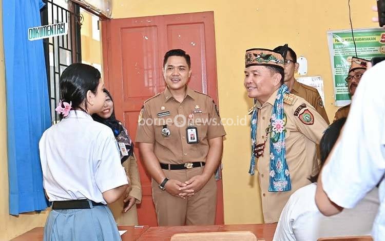 Plt Kepala Disdik Kalteng, Reza Prabowo saat mendampingi Gubernur Kalimantan Tengah (Kalteng), Agustiar Sabran meninjau sekolah di Palangka Raya. (FOTO: DISDIK KALTENG)