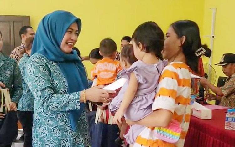 TP PKK Bartim Berikan Makanan Tambahan ke Balita dan Ibu Hamil di Desa Hayaping