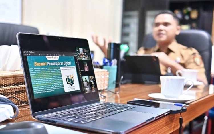 Digitalisasi Pendidikan Dipercepat, Pemerintah Siapkan 300.000 Smart Board untuk Sekolah