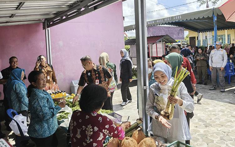 Aisyah Agustiar Sabran Hadiri Sosialisasi 6 SPM di Desa Saka Kajang