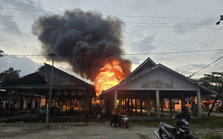 Bekas Kantor PLN di Desa Buntoi Pulang Pisau Terbakar