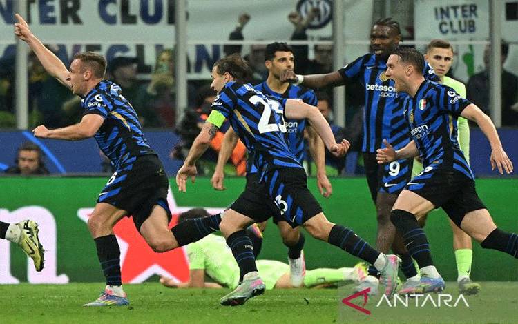 Pemain Inter Milan Davide Frattesi (kiri) bersama rekannya merayakan golnya ke gawang Barcelona pada pertandingan leg kedua semifinal Liga Champions UEFA antara Inter Milan dan Barcelona di Milan, Italia, Rabu (7/5/2025). Tuan rumah Inter Milan berhasil tekuk tamunya Barcelona dengan skor 4-3. ANTARA FOTO/Xinhua/Alberto Lingria/Spt.