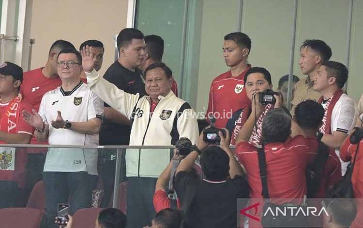 Presiden Prabowo Subianto (tengah) didampingi Ketua PSSI Erick Thohir (kedua kanan) dan Sekretaris Kabinet Teddy Indra Wijaya (kanan) melambaikan tangannya saat memberikan dukungan untuk Timnas Indonesia pada pertandingan Kualifikasi Piala Dunia 2026 putaran ketiga Grup C melawan Timnas China di Stadion Utama Gelora Bung Karno, Jakarta, Kamis (5/6/2025. ANTARA FOTO/Fauzan/mrh/tom/pri. (ANTARA FOTO/FAUZAN)