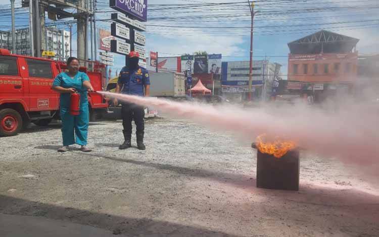 Diskarmat Palangka Raya Beri Pelatihan Pencegahan dan Penanggulangan Kebakaran Ke Klinik Orchid