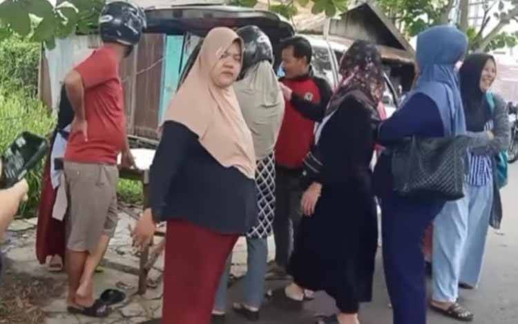 Pedagang Geruduk Penjual Ayam Jalanan di Kuala Pembuang, Ini Penyebabnya