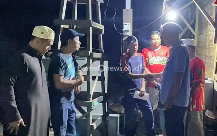 Relawan Mungkur Kandangan Serahkan Donasi Warga untuk Korban Kebakaran di Gang Damai