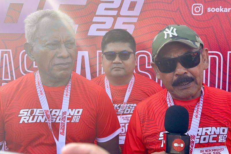 Ketua DPP PDIP Komarudin Watubun (kiri) bersama Ketua DPC PDIP Solo FX Rudi Hadyatmo (kanan) menjawab pertanyaan awak media usai gelaran Soekarno Run Solo di di Benteng Vastenburg, Solo, Jawa Tengah, Minggu (15/6/2025). ANTARA/HO-PDIP.