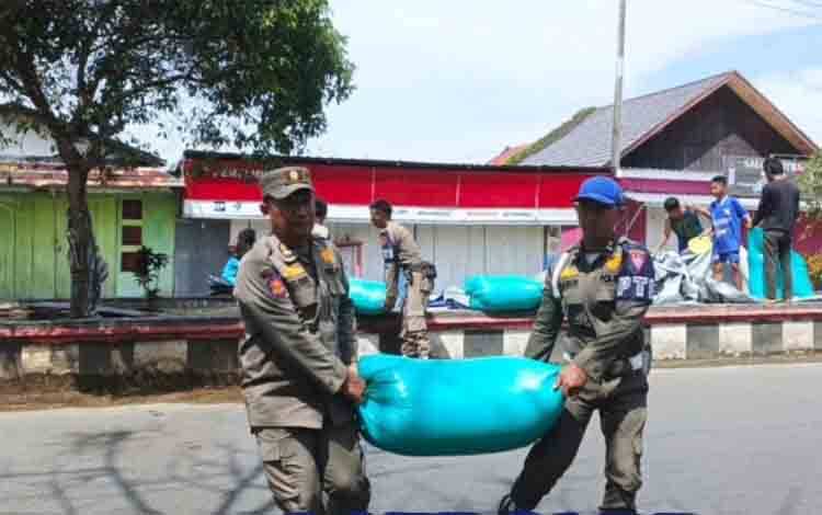 Satpol PP Seruyan Tertibkan Warga yang Jemur Gabah di Median Jalan