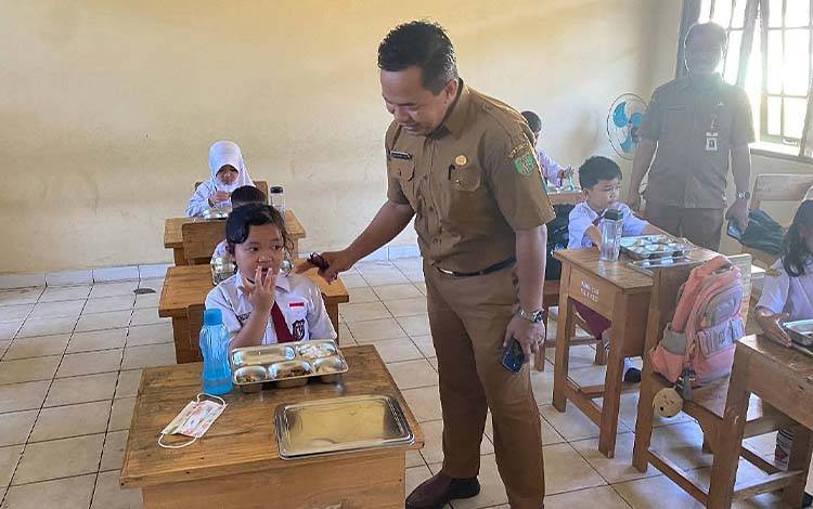 Pemkab Barito Timur Salurkan 2.500 Porsi Makanan Bergizi Gratis bagi Pelajar di Dusun Timur