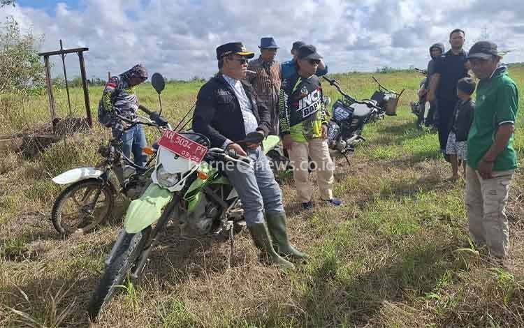 Beri Dukungan ke Petani, Bupati Seruyan Lihat Hasil Panen di Desa Mekar Indah