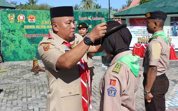 Plh Dandim 1016 Palangka Raya Letkol Mahsun Abadi saat memakai kan topi Pramuka tanda dibukanya green cam. (Foto: Pendim 1016 Palangka Raya)