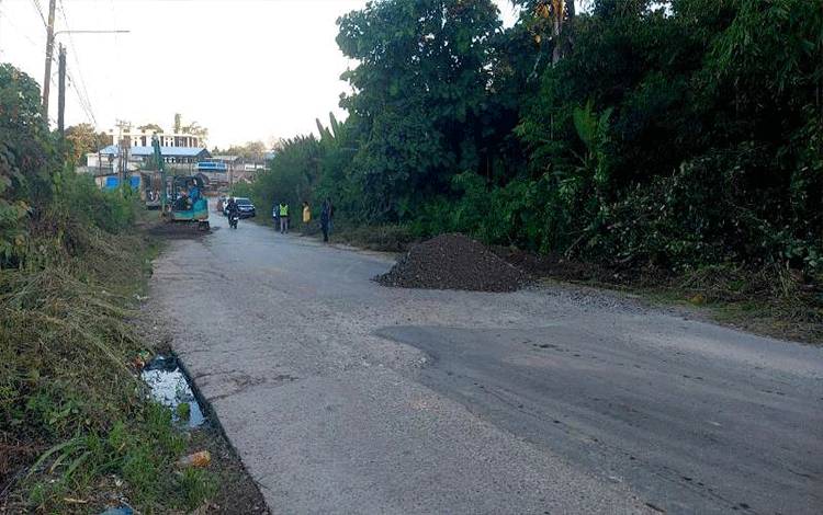 Kepala Dinas PUPR Barito Utara, M Iman Topik bersama tim teknis melaksanakan perbaikan dan penanganan jalan nasional di beberapa titik wilayah Kabupaten Barito Utara.(foto: Dhani)