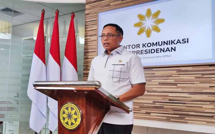 Kepala Kantor Komunikasi Kepresidenan Hasan Nasbi saat menyampaikan keterangan terkait polemik batas administrasi antara Provinsi Aceh dan Sumatera Utara di kantor PCO, Jakarta, Senin (16/6/2025). (ANTARA/Mentari Dwi Gayati)