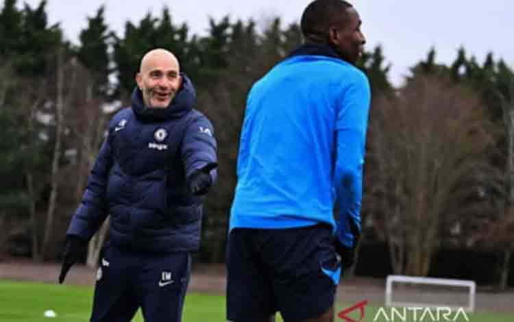 Pelatih Chelsea Enzo Maresca (kiri) bersama striker Nicolas Jackaon (kanan) dalam sesi latihan. ANTARA/Chelsea FC/am.