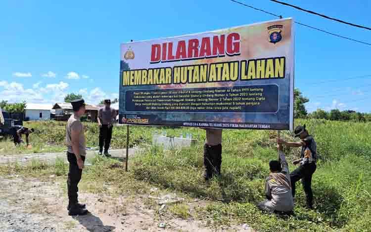 Satgas Operasi Bina Karuna Telabang 2025 Pasang Spanduk Larangan Bakar Hutan dan Lahan