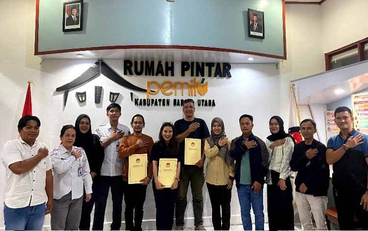 Ketua KPU Barito Utara, Siska Dewi Lestari didampingi anggota KPU dan tim dari dua paslon menyerahkan SK Penetapan pasangan calon bupati dan wakil bupati Barito Utara, di Rumah Pintar KPU. (foto: Dhani)