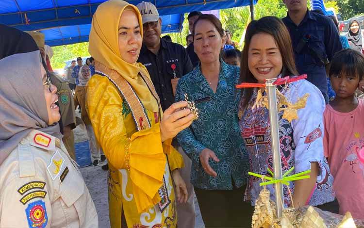 Ketua TP Posyandu Pulang Pisau Bangga dengan Desa Tuwung Masuk Penilaian 6 SPM
