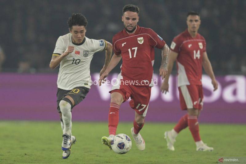 Pesepak bola Timnas Indonesia Calvin Verdonk (kanan) menggiring bola dibayangi pesepak bola Timnas China Wei Shihao (kiri) pada pertandingan Kualifikasi Piala Dunia 2026 putaran ketiga Grup C di Stadion Utama Gelora Bung Karno, Jakarta, Kamis (5/6/2025). ANTARA FOTO/Fauzan/mrh/tom. (ANTARA FOTO/FAUZAN)