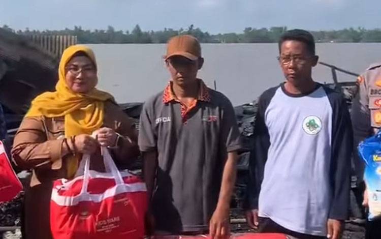 Wabup Kotim Serahkan Bantuan untuk Korban Kebakaran di Desa Basirih Hulu