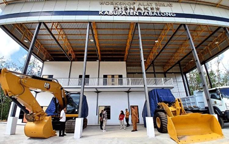Pemkab Barito Utara Lakukan Kunjungan Pembelajaran ke Workshop Alat Berat UPT BLK Tanjung