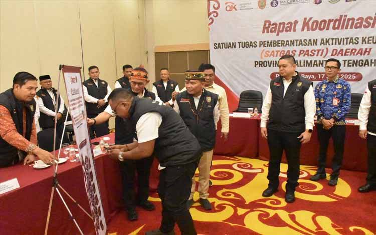 Penandatanganan Deklarasi memberantas penipuan investasi, pinjol ilegal, dan judi online di Kalteng disaksikan langsung Gubernur Kalimantan Tengah (Kalteng), Agustiar Sabran dan Kepala OJK Kalteng, Primandanu Febriyan Aziz, Selasa, 17 Juni 2025. (FOTO:SETDA KALTENG)