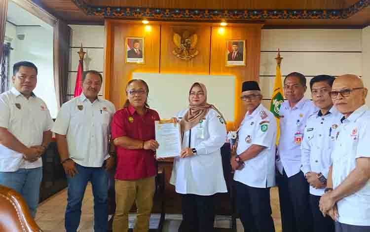 Penyerahan SK oleh Koni Provinsi Kalteng ke Pemkab Kotim, Rabu, 18 Juni 2025. (FOTO: DEVI)