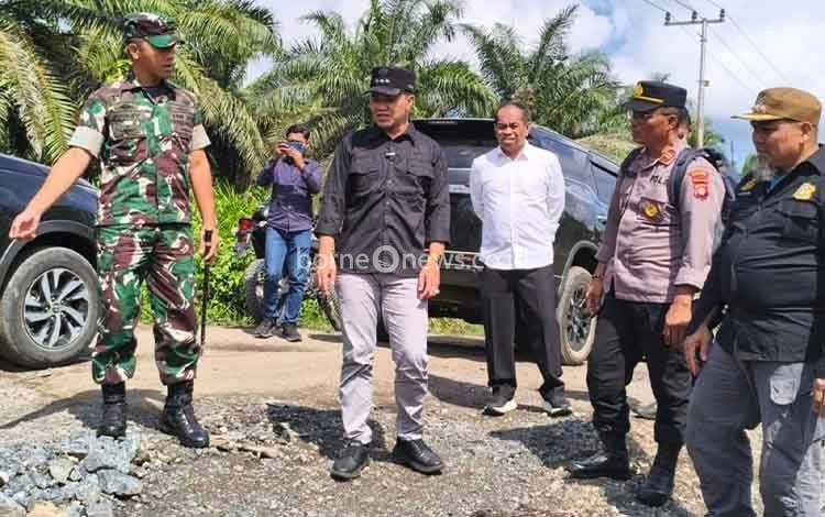 Bupati Pulang Pisau-Dandim 1011 Kuala Kapuas Tinjau Jalan Maliku-Bantanan, Minta Tanggung Jawab Perbaikan dari PT ANH