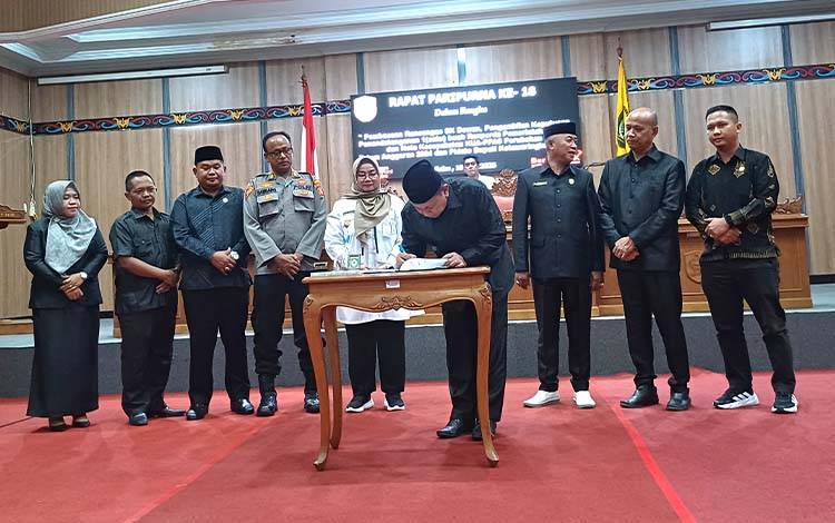 Penandatanganan kesepakatan Raperda Pajak dan Retribusi Daerah, Rabu, 18 Juni 2025. (FOTO: DEWIP)