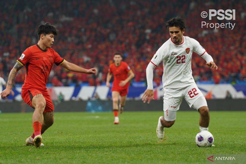 Pemain timnas Indonesia Nathan Tjoe-A-On (kanan) dan pemain timnas China Wenneng Xie (kiri) beraksi pada pertandingan antara Indonesia melawan China di Stadion Sepak Bola Pemuda Qingdao, Selasa (15/10/2024). (ANTARA/HO-PSSI)