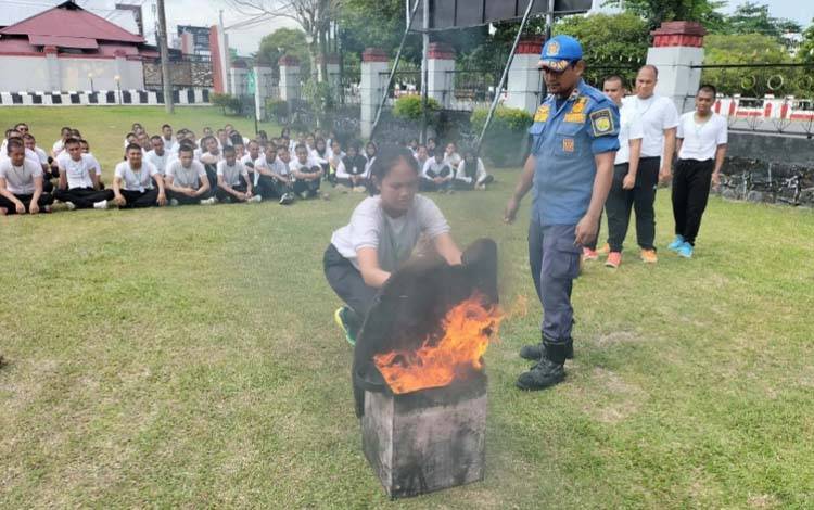 Disdamkarmat Palangka Raya Latih CPNS Kanwil Ditjen Pas Kalteng Tanggulangi Kebakaran