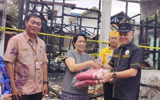 Bupati Gunung Mas Serahkan Bantuan Logistik kepada Korban Kebakaran Rumah