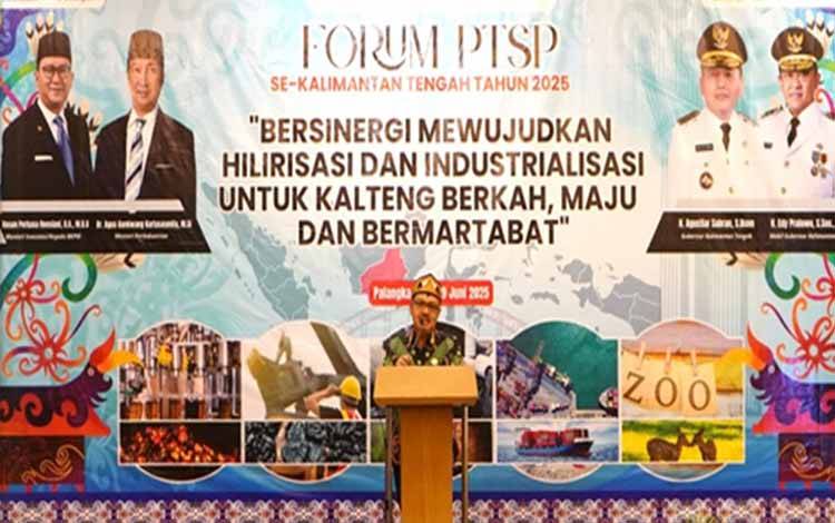Asisten Perekonomian dan Pembangunan Setda Provinsi Kalteng Herson B. Aden saat membacakan sambutan. (FOTO:DPMPTSP KALTENG)