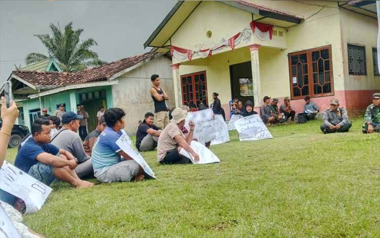 Warga Demo Pj Kades Bangkal Tuntut Mundur karena Tak Berpihak pada Masyarakat