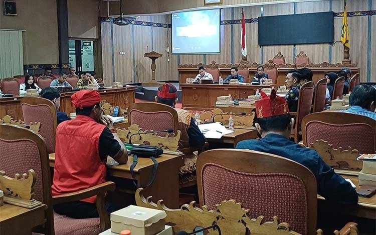 Komisi I DPRD Kotawaringin Timur RDP antara warga dan PT WNL, Kamis, 19 Juni 2025. (FOTO: DEWIP)