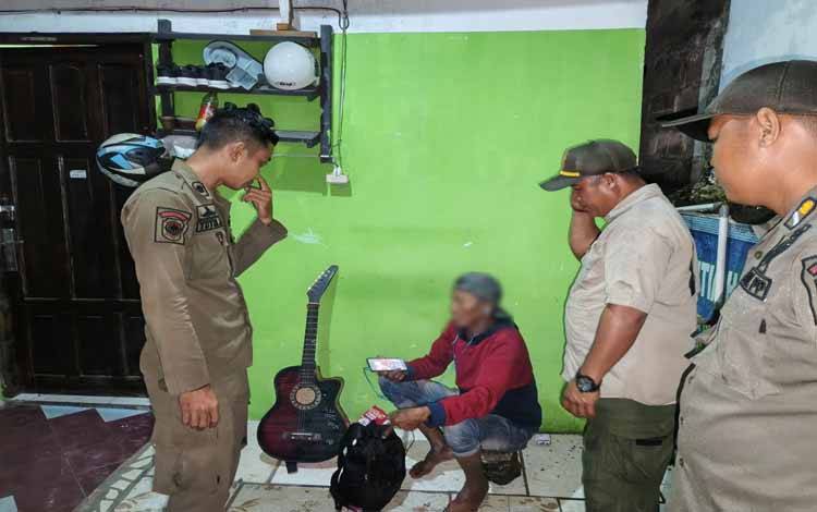 Satpol PP Kalteng Amankan Terduga ODGJ Resahkan Warga di Sekitar Masjid Al Uhkuwah