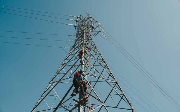 Petugas PLN ketika melakukan pengecekan pada tower transmisi demi menjaga keandalan listrik di Desa Tengatiba, Kecamatan Aesesa Selatan, Kabupaten Nagekeo, Nusa Tenggara Timur