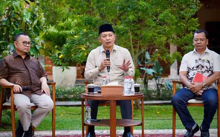 Wakil Menteri Koperasi Ferry Juliantono (tengah) dalam acara dialog Penggerak Koperasi, di Kabupaten Brebes, Jawa Tengah, Jumat (20/6/2025). ANTARA/HO-Kemenkop